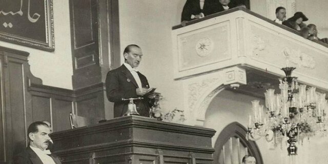 Mustafa Kemal Atatürk Meclis'te Nutuk okurken