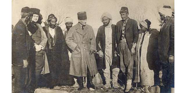 Atatürk ve Köy İmamı: Hocam Yolculuk Ne Tarafa?