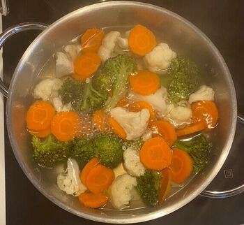 Karnabahar Brokoli Salatasının Pişirilmesi