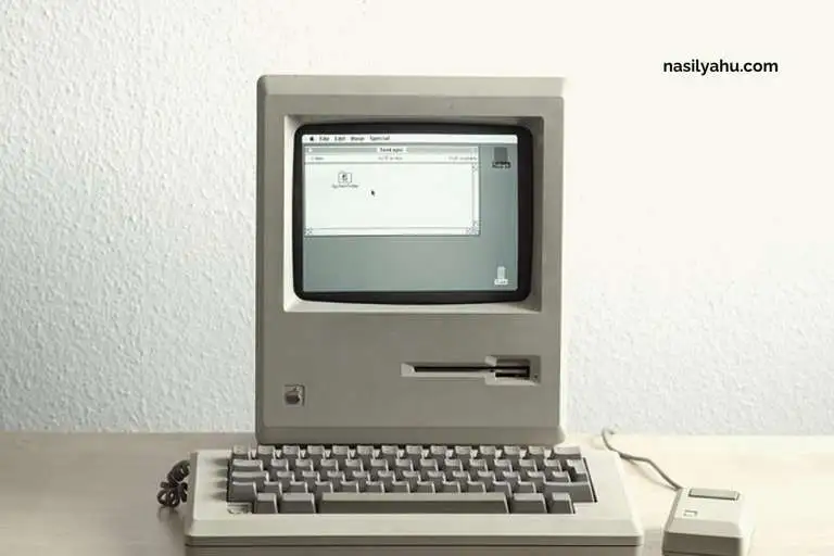 Apple'ın 1984 yılında ürettiği ilk Macintosh (Mac) bilgisayar