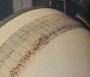 Sismograf yer sarsıntısı olduğunda kağıt üzerine zikzaklar çizerek depremin şiddetini, süresini, merkezini belirler.