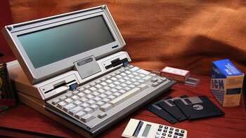 Eski bir IBM PC ve floppy diskler