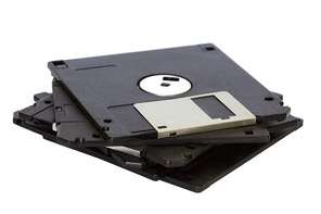 Sabit disk sürücülerinden önce yaygın olarak kullanılan Floppy diskler