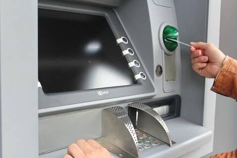 ATM yaygın olarak kullanılan bir self servis kiosk terminalidir