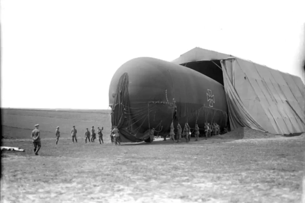 Zeplin nasıl çalışır? - Hangardan çıkarılan bir zeplin