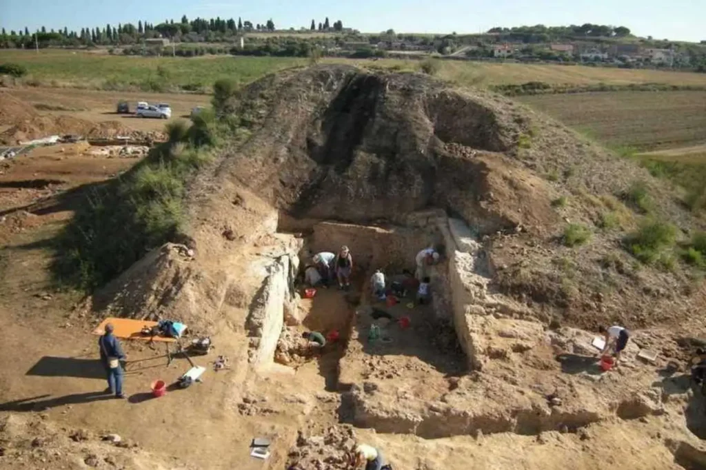 Höyük nedir? Arkeolojik bir kazı yapılan höyüğün havadan görüntüsü