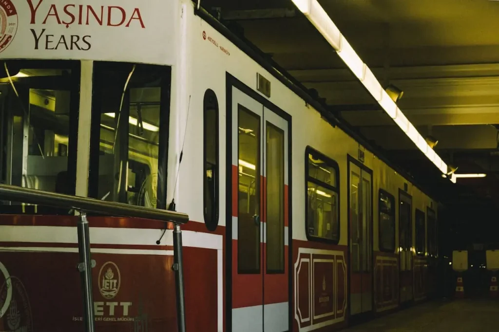 1875’te açılan İstanbul Tüneli, Türkiye’nin ilk metrosudur.