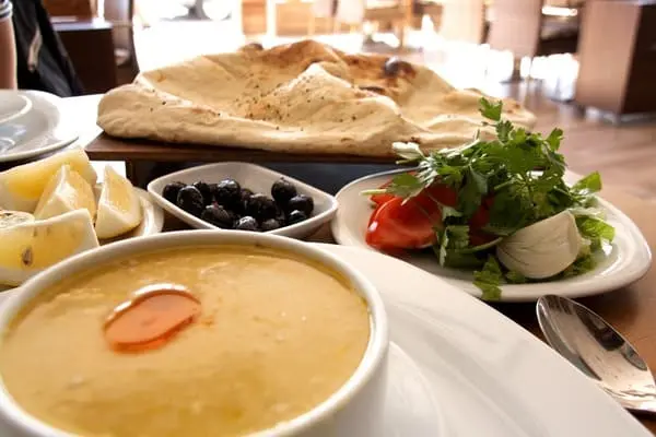 Türk mutfağının vazgeçilmez lezzeti çorba ve mezeler
