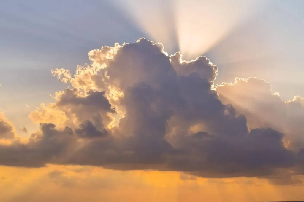 Gün batımında bulut görüntüsü