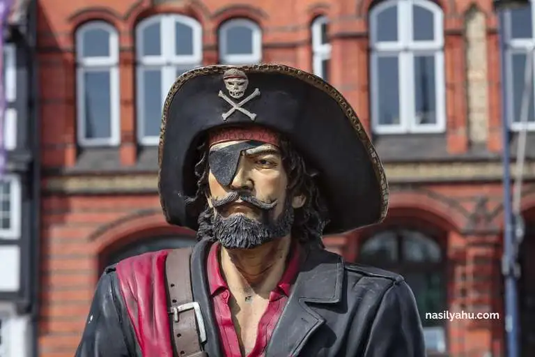 Korsanların göz bandı takmalarının sebebi gözlerinin karanlık ve aydınlığa hızlıca adaptasyonu içindir.