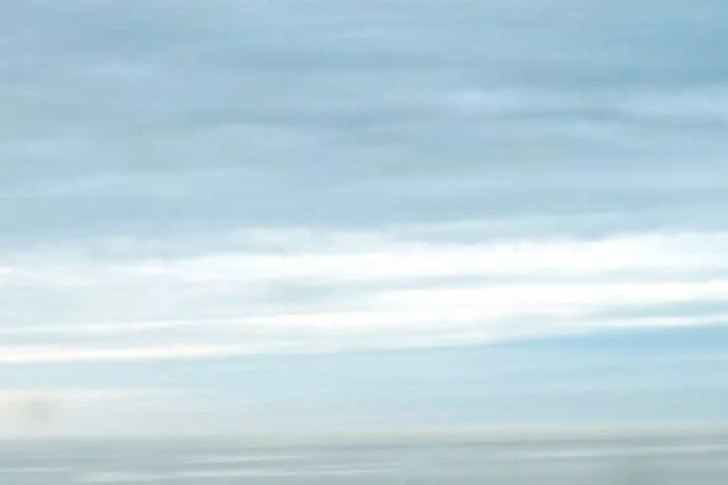 Gökyüzünü kaplayan gri tabakalı altostratus bulutu