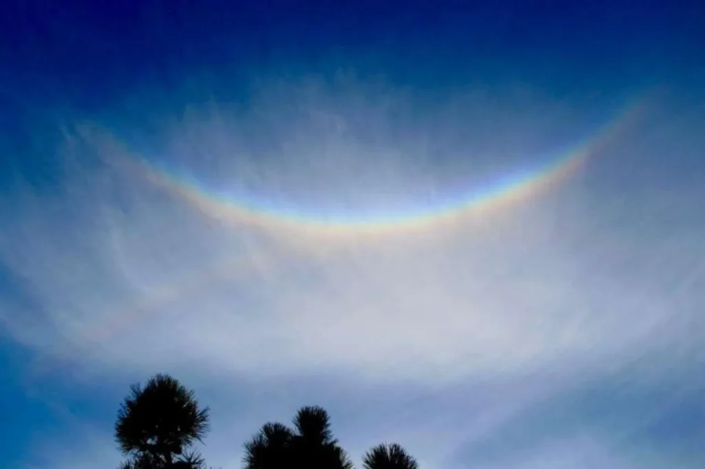 Güneşin ince bulut perdesi arkasından göründüğü cirrostratus bulutu
