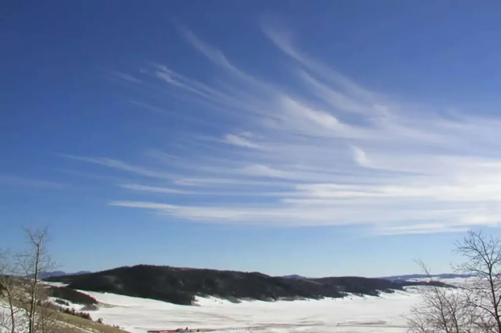 Gökyüzünde ince, tüy gibi uzanan cirrus bulutları