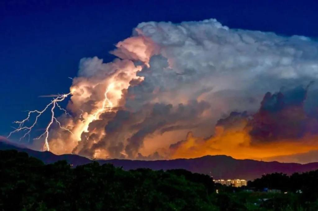 Gök gürültülü fırtına oluşturan dev cumulonimbus bulutu