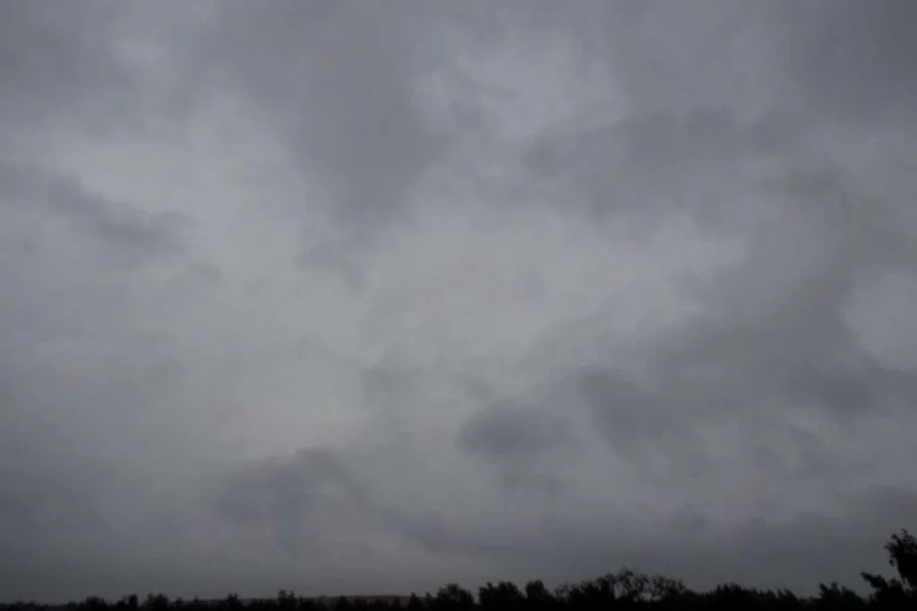 Koyu gri yağmur bulutu olan nimbostratus