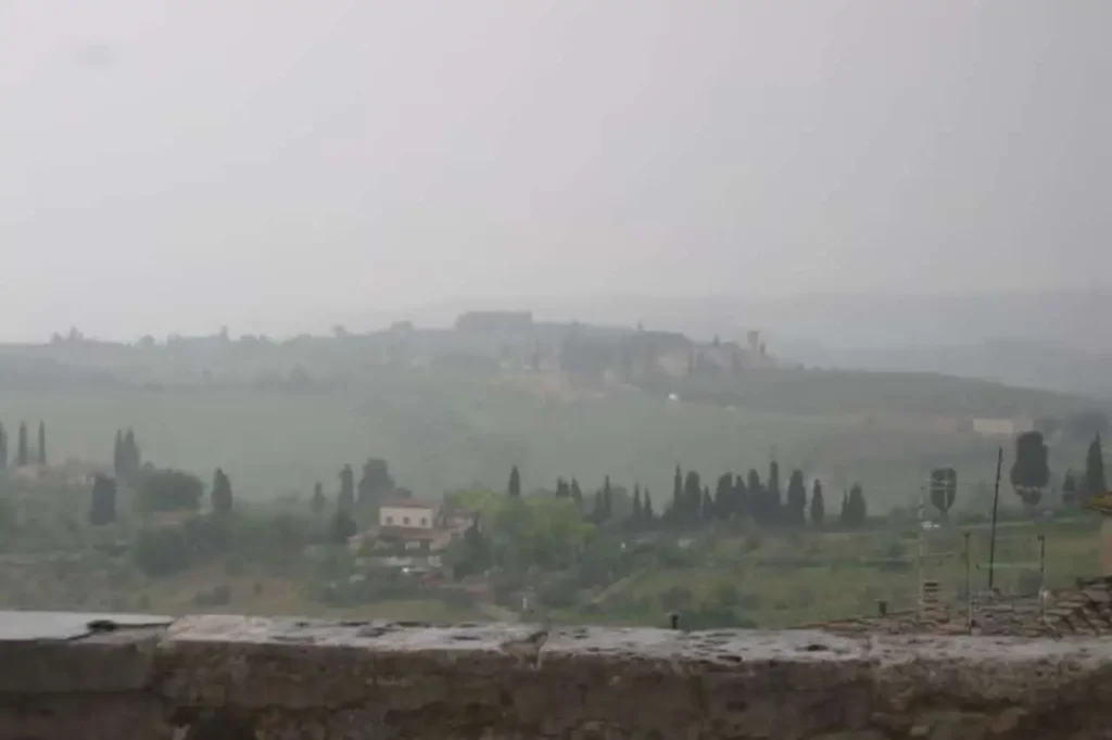 Gökyüzünü kaplayan katmanlı stratus bulutu